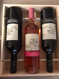 Cassetta in legno con pregiati vini siciliani
